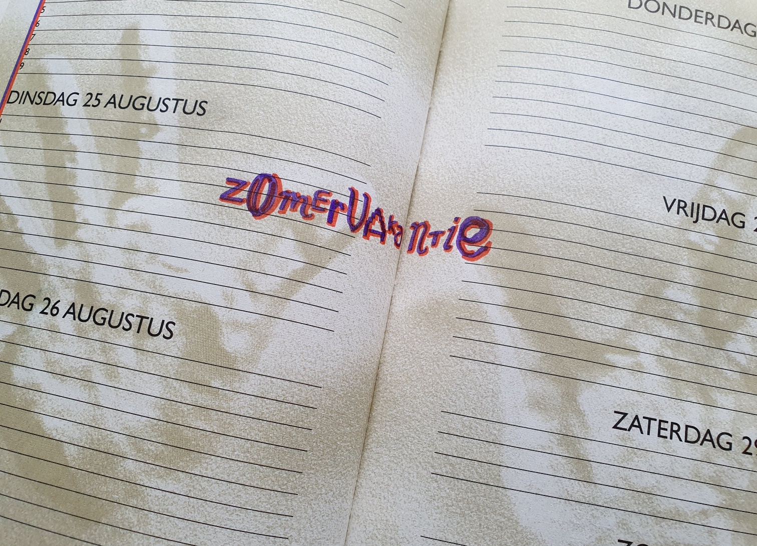 Diary in which the word 'summer holiday' is written in Dutch